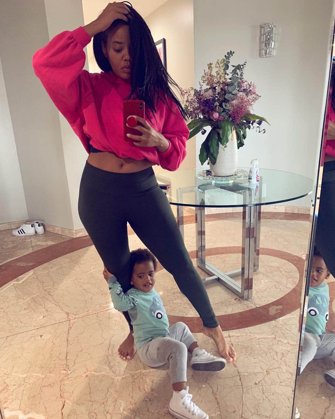 Angela Simmonsさんのインスタグラム写真 - (Angela SimmonsInstagram)「Me trying to take a mirror selfie lol . Mom life for you lol @fashionnova on the basics even for the gym ! Leggings comfy 💪🏽」3月23日 2時08分 - angelasimmons
