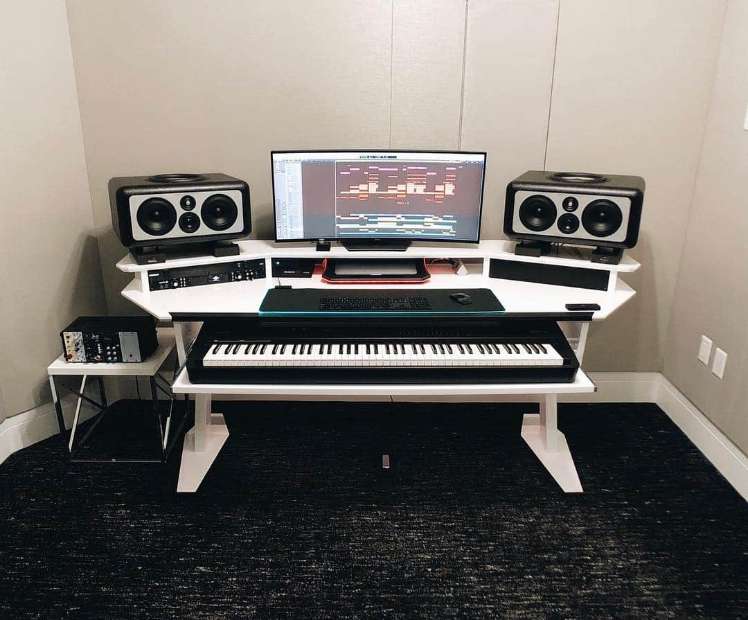 ブラウさんのインスタグラム写真 - (ブラウInstagram)「Going to make tons of new 🎵 for you on this new studio desk! - Have to shout out the team @azstudioworkstations for building and delivering this beautiful piece of craftsmanship!」3月23日 2時11分 - 3lau