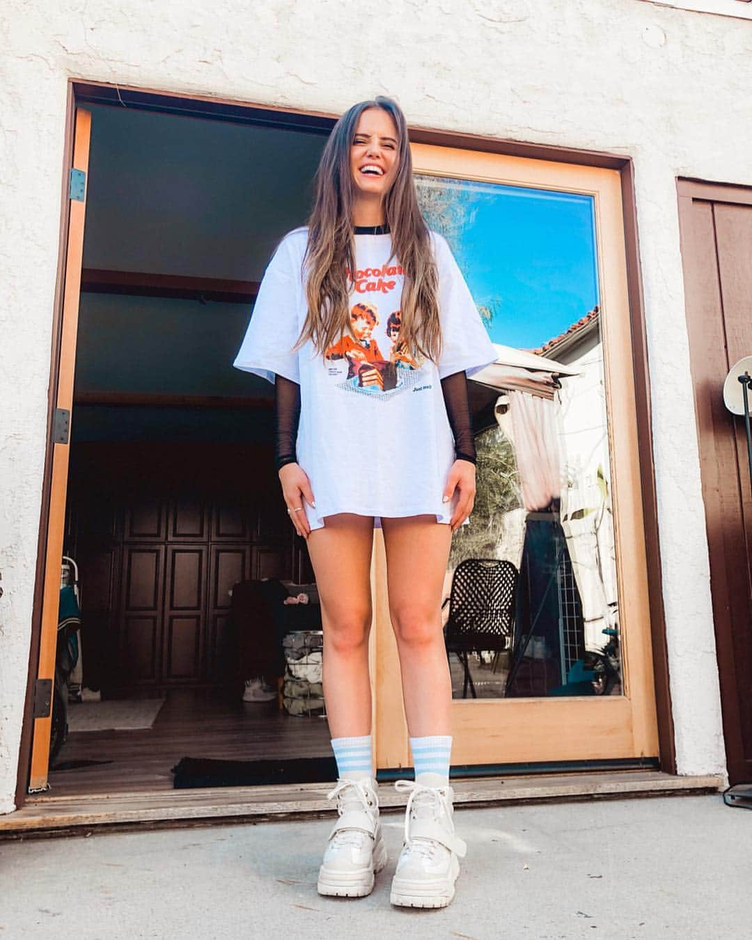 ティファニー・アルボードさんのインスタグラム写真 - (ティファニー・アルボードInstagram)「Don’t underestimate the power of a smile & the freedom of no pants 👊 #wordstoliveby (p.s. this pic will make sense soon.. 😋😏) HAPPY FRIDAY! ❤️🤗 - #OOTD: Shirt - @yesstyle | Shoes - @lfstores | Socks - @adidas」3月23日 2時12分 - tiffanyalvord