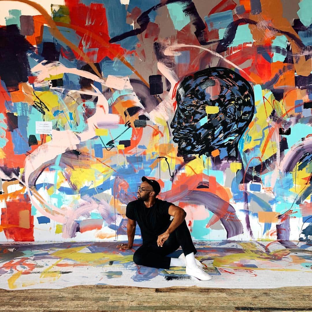 Paul Octaviousのインスタグラム：「Sitting in the mind of artist @nikko.washington who currently painted an installation at the @sohohousechicago. The installation is on every part of the walls in this large space and it’s beautiful!  Nikkos work often focuses on highlighting and abstracting the black experience.  If you’re a soho member or know a member, go and see it before the room changes. 🙏🏾❤️」