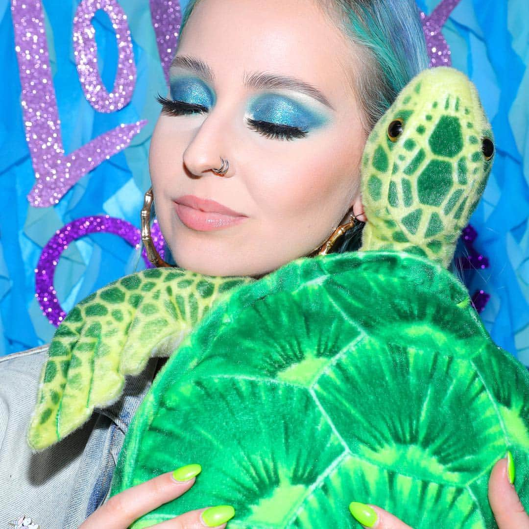 Tarte Cosmeticsさんのインスタグラム写真 - (Tarte CosmeticsInstagram)「@marioncameleon lookin’ turtle-y gorg wearing our NEW high tides & good vibes eyeshadow palette last night at our @sephorafrance launch party! 🇫🇷 Available now on @sephorafrance online & in the Champs-Élysées store, launching in select Sephora doors throughout France on 4/2 💜 #NewatSephora #tartelette #rethinknatural」3月23日 2時18分 - tartecosmetics