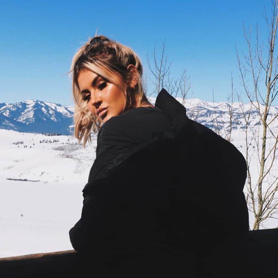 のインスタグラム：「#tfw you know the glow is good 😏 Glowing in the snow is easy with Banana Bright Face Primer 🍌 Who else loves this primer? #Regram @jamiegenevieve」