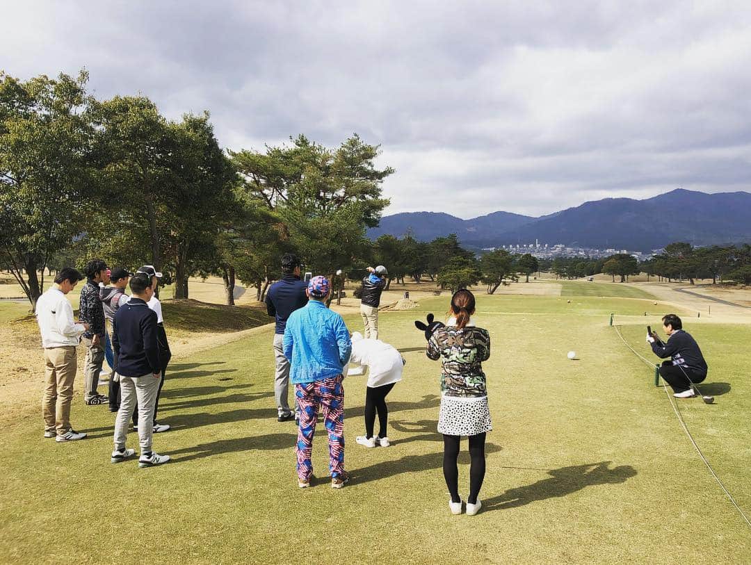 武田訓佳さんのインスタグラム写真 - (武田訓佳Instagram)「#golf #すまたん すまたんゴルフコンペ 春の陣🌸 ・ ・ お昼休憩で石川さんがサラリと ・ 「ぼく、アサシビール」 ・ ・ 😍笑 ・ ゆるゆる楽しいゴルフでした⛳️💕 ・ ・ プレー自体は、最近何かがおかしい。ずっと120以上たたく😭 ・ どこかで修正したい！！ ・ ・ #ゴルフ女子 #ゴルフウェア #jott #lecoqsportif #23区  #アサシビール #シルメシ #しょうしょうしき #江戸弁 #😂❤️ #ベタピン #ショートホール #一打目チョロしまして #2打目 #ピンに当たったショット #記念の1枚 #2打目やけれど #でもさ #スコア #127 #😭 #⛳️」3月23日 7時54分 - kunika0117