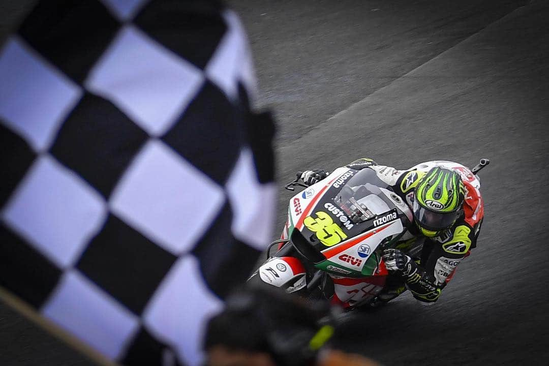 MotoGPさんのインスタグラム写真 - (MotoGPInstagram)「Sights set on the #ArgentinaGP 🇦🇷 👀 // Last year it was @calcrutchlow who crossed the finish line in first at Termas de Río Hondo 💪 Who will claim the victory in 2019? The countdown is 🔛 Just one week to go 💥 #CC35 #MotoGP #FlashbackFriday #Motorcycle #Racing #Motorsport」3月23日 2時28分 - motogp