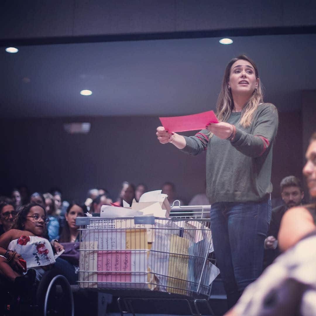 Erika De La Vegaさんのインスタグラム写真 - (Erika De La VegaInstagram)「Ayer fue el estreno de #PurasCosasMaravillosas en #Panama y el público, como el nombre de la obra, fue maravilloso.  Gracias por la bienvenida.  Aquí me quedo hasta el 7 de Abril de jueves a domingo en teatro @laplazapty, así que más que invitarlos a una obra de teatro los invito a vivir una experiencia.  Todos las funciones a beneficio de @casasantaana  Tickets en @panatickets.  Fotos: @carlosagrazal」3月23日 2時29分 - erikadlvoficial