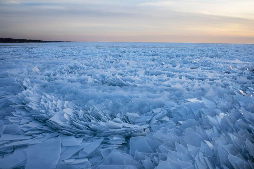 ルモンドさんのインスタグラム写真 - (ルモンドInstagram)「En janvier, plusieurs millions d’habitants du nord des Etats-Unis ont été confrontés à une vague de froid historique avec des températures descendant jusqu’à – 50 degrés en ressenti. Avec l’arrivée du printemps, le lac Michigan commence lentement à dégeler. Le mouvement de l’eau pousse des blocs de glace vers la surface, hérissant le lac de ces dizaines de milliers d’écailles. - Photo : Joel Bissell (@bissell2300) / Kalamazoo Gazette via AP (@apnews) - #EtatsUnis #Climat #LakeMichigan #ClimateChange」3月23日 2時33分 - lemondefr