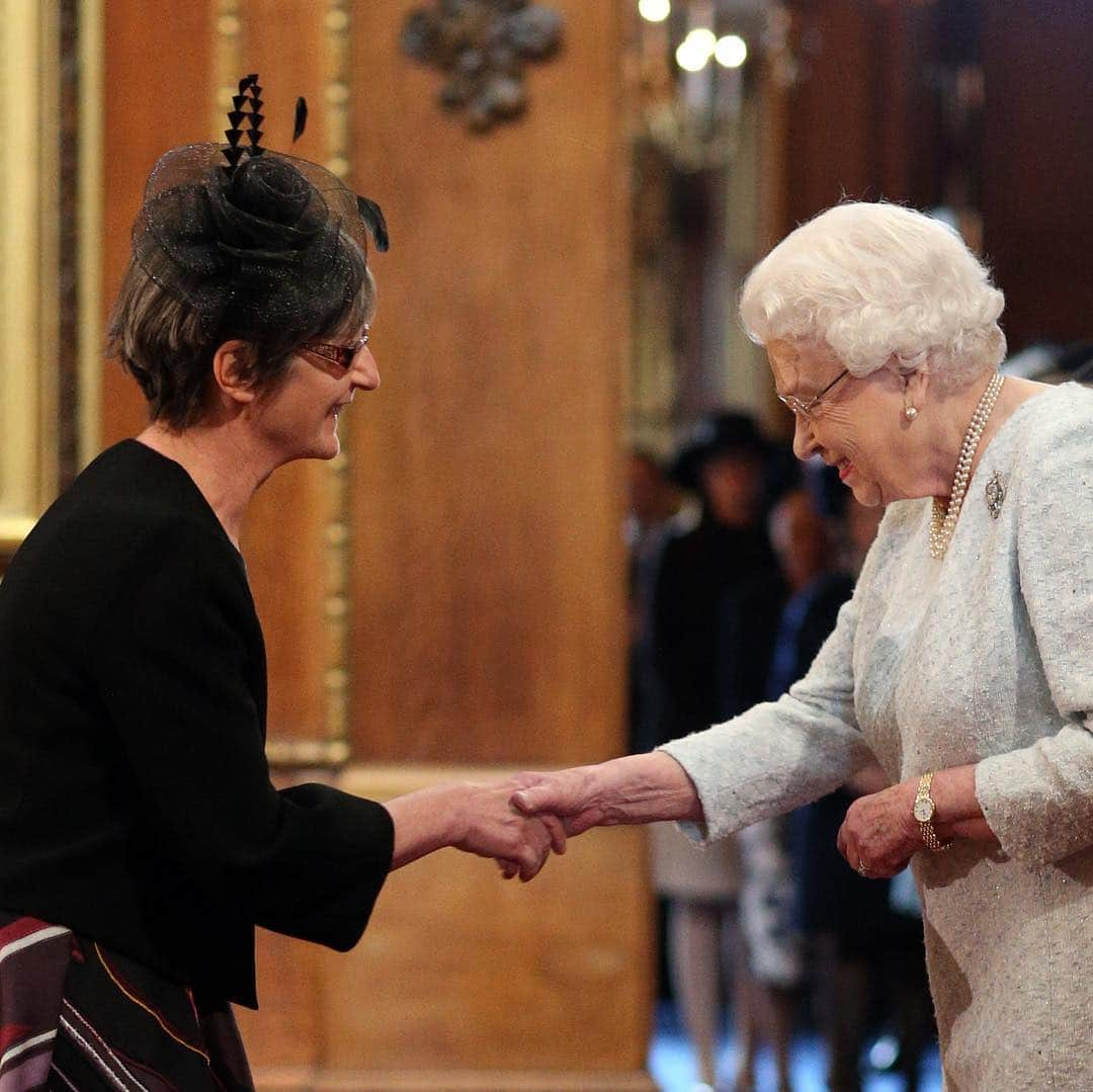 ロイヤル・ファミリーさんのインスタグラム写真 - (ロイヤル・ファミリーInstagram)「Today The Queen presided over an #Investiture at #WindsorCastle, presenting 60 honours to people from all walks of life in recognition of their achievements and contributions to society. 📷Dr Helen Pankhurst is awarded a CBE for her work as in international development and women’s rights. @pa ➡️📷 Mervyn Thomas is appointed a Companion of the Most Distinguished Order of St Michael and St George (CMG) for devoting 4 decades to promoting freedom of religion. ➡️📷 Pro skateboarder James Threlfall receives his MBE for services to young people in Wiltshire. @pa ➡️📷 The country’s only commercial disappearing Fore-Edge painter, Martin Frost, is awarded an MBE.」3月23日 2時35分 - theroyalfamily