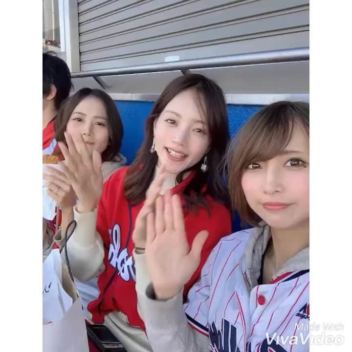 のインスタグラム：「21日神宮オープン戦❣️ 新鮮さと懐かしさの混じり合うスタメン✨小窪選手松山選手スタメンで白濱選手も出場し同じ85年世代が生き生きしていて嬉しかったです😽 それにしても9回4点差から3者連続HRで追いついたのは流石でした😭🙌 動画は4回西川選手ソロ+9回小園選手堂林選手バティスタ選手(のベンチに帰るところ)⚾️ 今シーズンも面白そうだね♩ 最後の動画、ハイタッチするカープ選手にスワローズファンゆりか氏が『勝ってないYO!待って待って！勝ってない！』って言っててて面白い🤣 七瀬とゆりか氏と結構はしゃいだなー🤤 着席するまでに色々あったなー笑 祝日とはいえオープン戦なのに内野自由は試合前から完売で💦 当日券で来るはずの友達来れない説浮上↓ 通りすがりのおじさんが浮いてるチケットを買わないかと持ちかけてきて友達無事ご入場 私とゆりか氏スワクル招待日だったので呑気に外苑前ヴィクトリアでゴルフグッズ買っていたらスワローズ外野席しか引き換えできなくなって焦る 友達がヤフオクにQRチケット出てるの見つけてくれて落とせて一安心して食料買い込んでいざ入場というところでゆりか氏『ねえ！うちらチケット買ってなかったっけ？』『？！』『ほら！3/6に買ってる！』『ぎゃあ』『念のため！』👻 もーわちゃわちゃ…笑 でもそこで浮いたおかげで知り合い来られることになりみんなで楽しく観ることができました♩ #オープン戦2019#神宮球場#野球観戦#野球女子#野球好き女子#カープ女子#燕女子#carp#広島東洋カープ#はりきって食べ物用意しすぎて尾関さんに『ちさこさんはどうしてそんなに食料を持っているの？』と聞かれ『#お花見と間違えました』#恥ずかしかった『#だいたい合ってるよ』#尾関さん優しい#来月ライブ行きます」