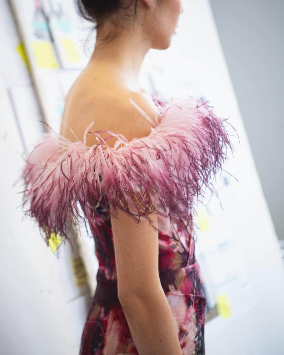 のインスタグラム：「Fitting the floral printed cocktail with draped bodice and ombré ostrich feathers. Shot by @joannatotolici. #marchesa #fw19marchesa」