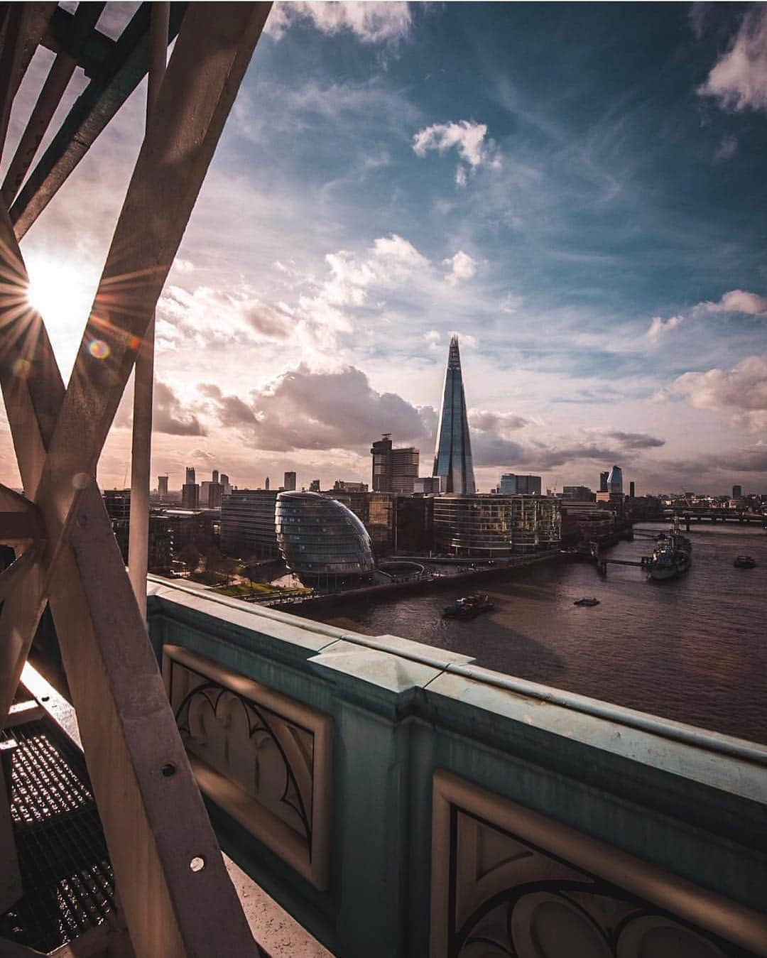 @LONDON | TAG #THISISLONDONさんのインスタグラム写真 - (@LONDON | TAG #THISISLONDONInstagram)「Finishing the week in style thanks to @lenscape_artist who took this absolute belter of a shot! 🔥😍 (A very English saying meaning “corker of a shot” - which also happens to mean “an extremely wonderful shot!” ~ you’re even getting English lessons in here now!) 🤣🤷🏼‍♂️🙈 // #thisislondon #london #towerbridge #shard #morelondon #cityhall」3月23日 2時51分 - london