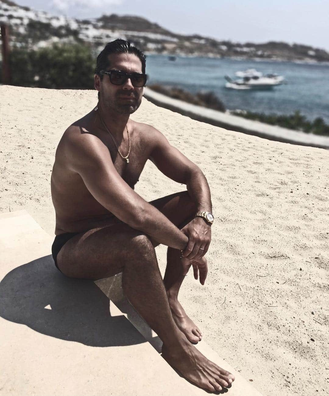 ブライアンアトウッドさんのインスタグラム写真 - (ブライアンアトウッドInstagram)「My Happy Place.... 🇬🇷 Giving #georgehamilton a run for his money in the #tanning department 😂  Don’t worry!!! I ALWAYS use sunscreen!!!!! I just get tan no matter what. 🔥💙💙💙💙 #summer #greece #mykonos #tan #happyplace #opa #agean #mediterranean #happy #friends #paradise #papi #brianatwood」3月23日 3時07分 - brian_atwood