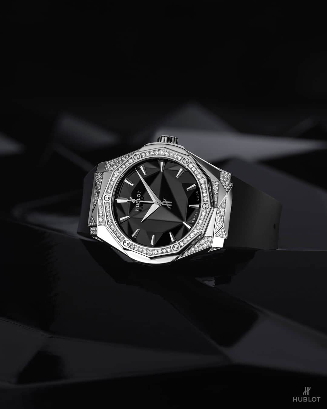 のインスタグラム：「Playing with light and shade, the latest #ClassicFusionOrlinski series is sculpted in the aesthetic signature of artist #RichardOrlinski, including its faceted dial. The new #ClassicFusionOrlinski  partially set with 112 diamonds is now available in 40mm. #HublotBaselworld #HublotLovesArt #RichardOrlinski #Baselworld #Baselworld2019 @richardorlinski」