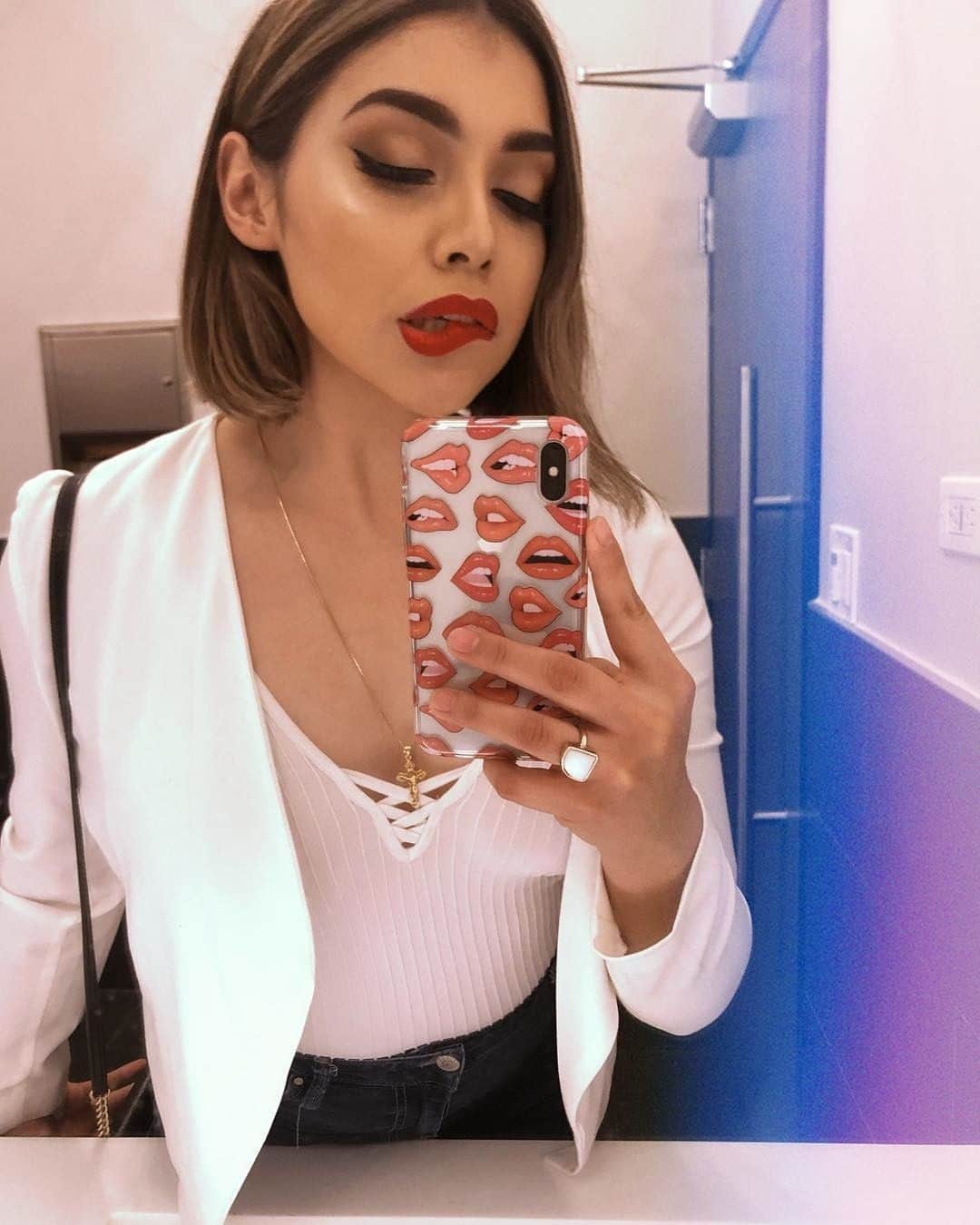 VELVETCAVIARさんのインスタグラム写真 - (VELVETCAVIARInstagram)「Who says you can't have both? 💋 #VCBabe @genlvilla rocking a red lip with our Nude Lips Case. 💄 Get yours @velvetcaviar. #velvetcaviar #lipstick」3月23日 3時01分 - velvetcaviar