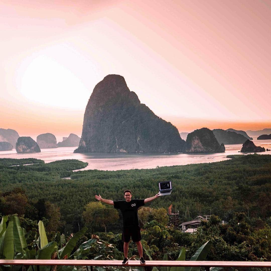 ティモシー・サイクスのインスタグラム：「It’s been a crazy few weeks for me as I’ve been making roughly $500 per day for nearly $27,000 in stock trading profits in February/March while also teaching and traveling to 8 countries, most of which have been in Asia...so I’ve been staying up all night to work since I only trade US stocks; then focusing on my @karmagawa charity projects and @the.hungry.tourist restaurant tastings by day, leaving not much time for sleep! So, why do I do this to myself? In case you can’t tell, I FUCKEN LOVE MY LIFE and I love pushing the boundaries of the #laptoplifestyle and my #mobileoffice locations while also helping charities all over the world using the money I’ve made throughout my career along with #socialmedia as the @karmagawa community and now the @savethereef community are growing fast because there’s a lot of people who want to help our planet, they just need some guidance on what to do! Sure, sure, I could definitely make more money by staying in one place and having a regular office like most people on Wall Street, but where’s the fun in that? Life is meant to be lived to the fullest and while money is nice — and important for your freedom to escape the 9-5 rat race — I have more than enough money to live well and also donate to charity, and, more importantly, I’m too curious to see how we can use new technology to truly change the world! In case you didn’t realize it, we’re at a point in history where we MUST save too many endangered species and save the environment that’s crucial for our survival before it’s too late! I refuse to believe that it’s a coincidence to now have these tools that can reach billions of people in record time and make the urgent changes needed before it’s too late…right? So, I’m going to keep up pushing myself and see what we can do when we work together! PS I promise to get some sleep when I’m dead or when we @savethereef and all the #endangeredspecies too..ok? :) #ilovemyjob #nodaysoff #jewsinthejungle」