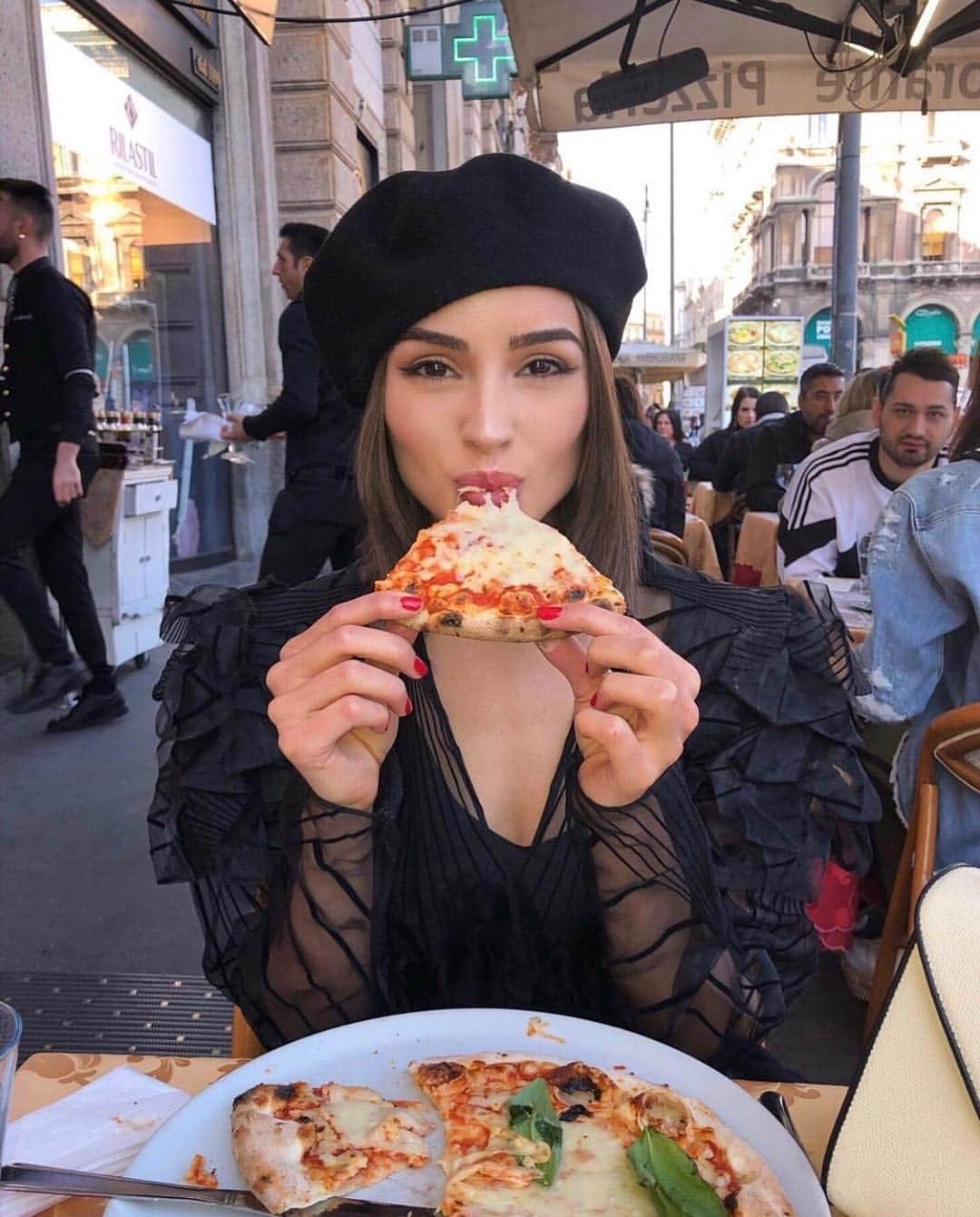 Cosmopolitanさんのインスタグラム写真 - (CosmopolitanInstagram)「Quick! What’s your go-to pizza topping? And don’t you dare say 🍍」3月23日 3時05分 - cosmopolitan