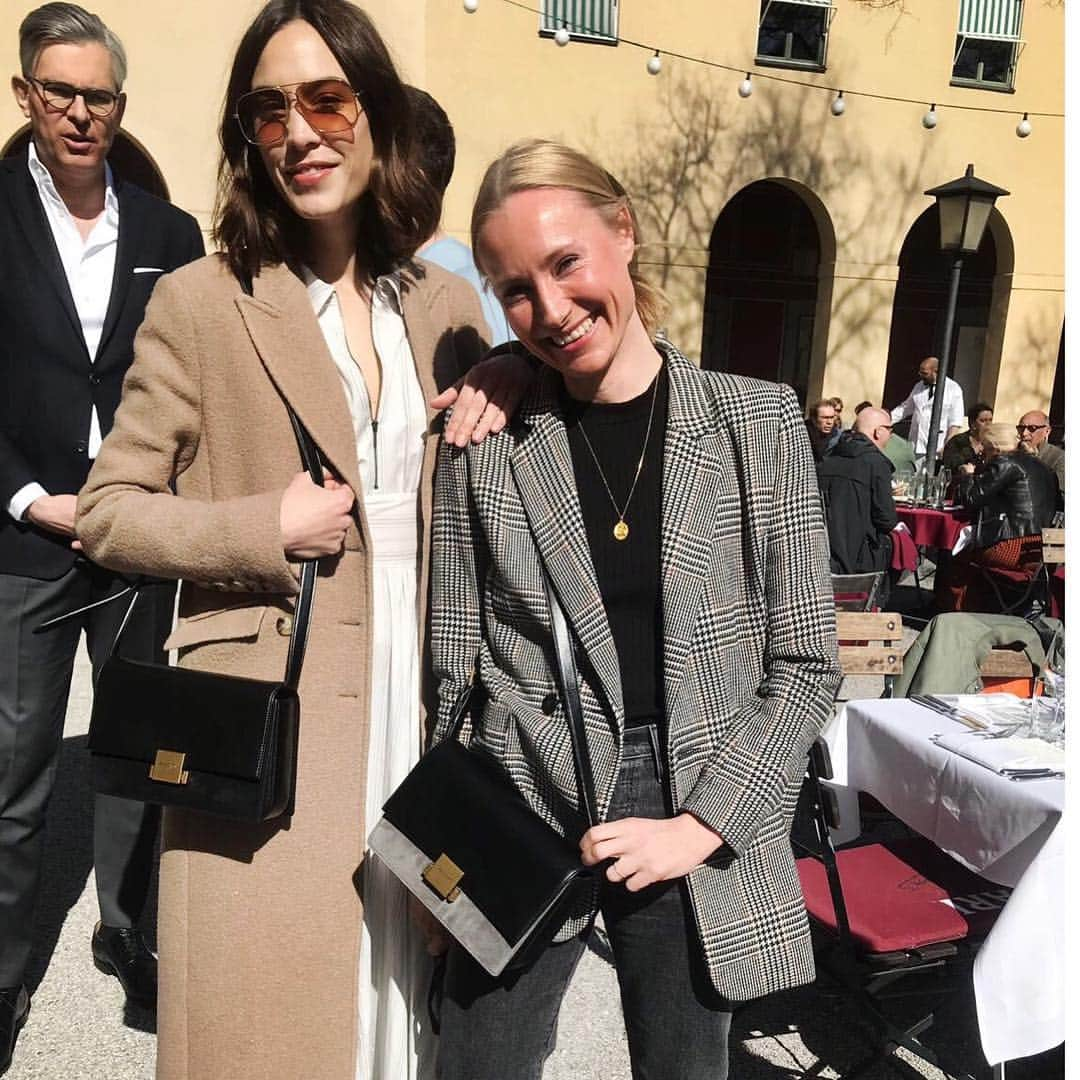 ELLE Germanyさんのインスタグラム写真 - (ELLE GermanyInstagram)「2 Alexas, eine Tasche: Lovely @alexachung mit ELLE Digital Director @alexaslink beim Lunch von @mytheresa.com in München #alexachung #mytheresa #ellegermany #munich #schumannsbar #ysl #yslbag」3月23日 3時08分 - ellegermany