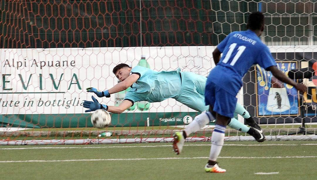 ジェノアCFCさんのインスタグラム写真 - (ジェノアCFCInstagram)「🏆 I Grifoncini vincono ai rigori contro il #BerekumChelsea e approdano in Semifinale di #ViareggioCup! 🙌⚽️ Protagonista il portiere rossoblù #Raccichini che para due penalty agli avversari.」3月23日 3時28分 - genoacfc