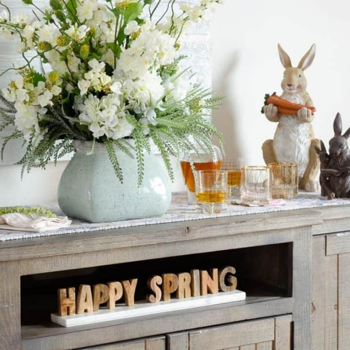 HomeGoodsさんのインスタグラム写真 - (HomeGoodsInstagram)「One rustic bunny inspired @fourgenerationsoneroof farmhouse chic Easter table. See the full reveal on our blog. Link in bio. #GoFinding #HGBlogger」3月23日 3時31分 - homegoods