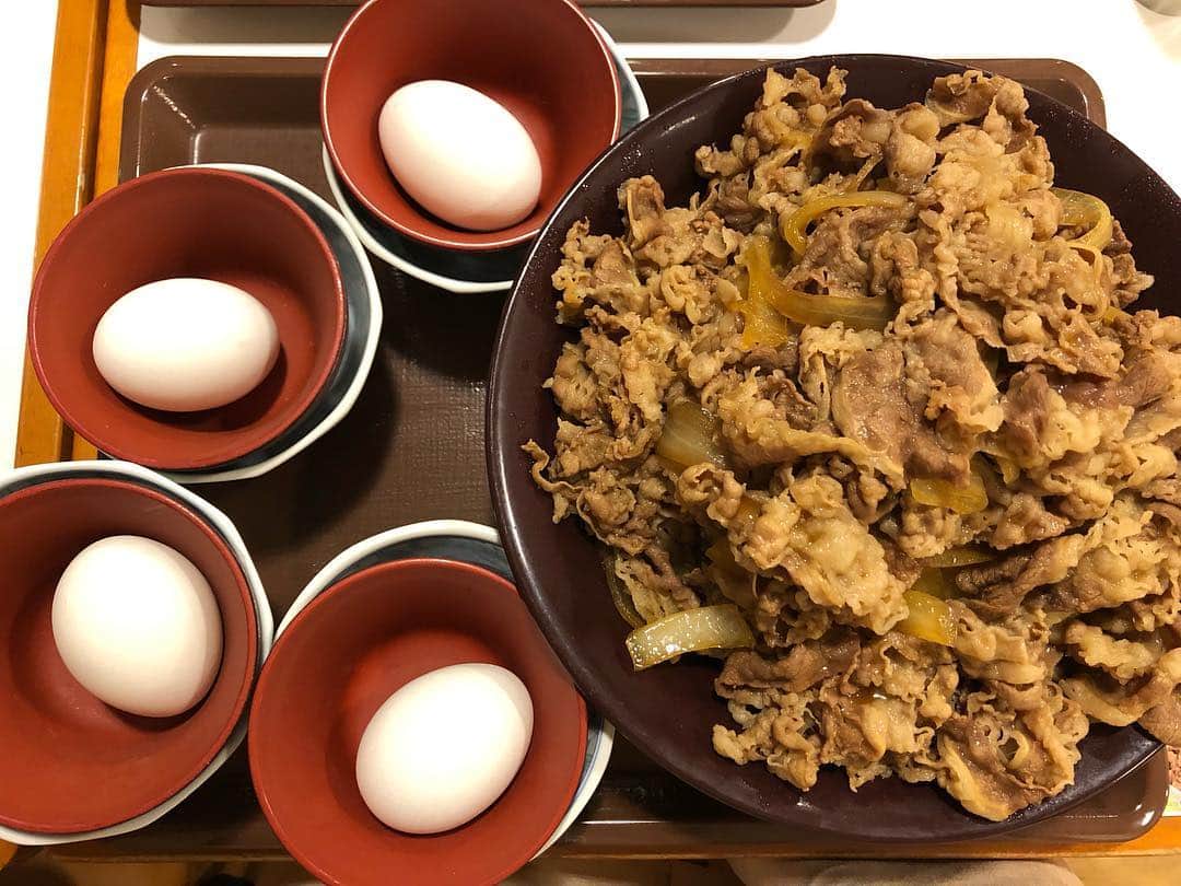 おごせ綾さんのインスタグラム写真 - (おごせ綾Instagram)「#キング牛丼#早食いチャレンジ#早食い#大食い#飯テロ#ふーどすたぐらむ #foodstagram #gourmet#yummymummies#yummy#gourmet#delicious #グルメ#グルメ好きな人と繋がりたい #ごはん #めしすたぐらむ #foodphotography #foodporn #foodie #foodycantho  すき家 キング牛丼早食いチャレンジ！ https://youtu.be/qOII3ynqg7w」3月23日 3時39分 - ogose0123