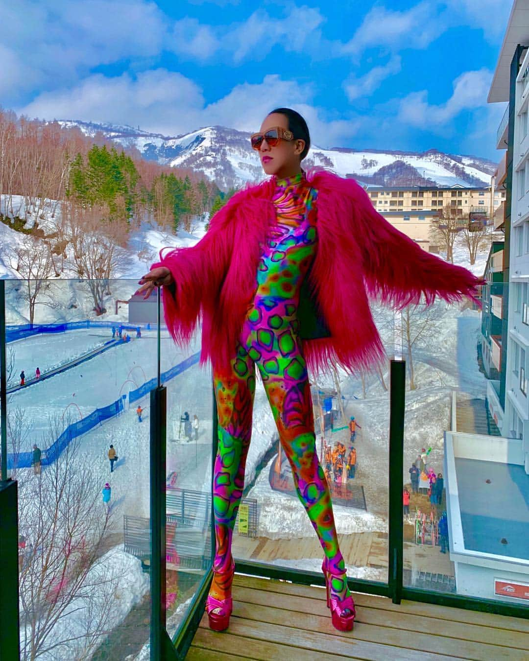 Lynn Banさんのインスタグラム写真 - (Lynn BanInstagram)「après-ski 🥂 #itsLacroixSweetie 🍭」3月23日 3時43分 - lynn_ban