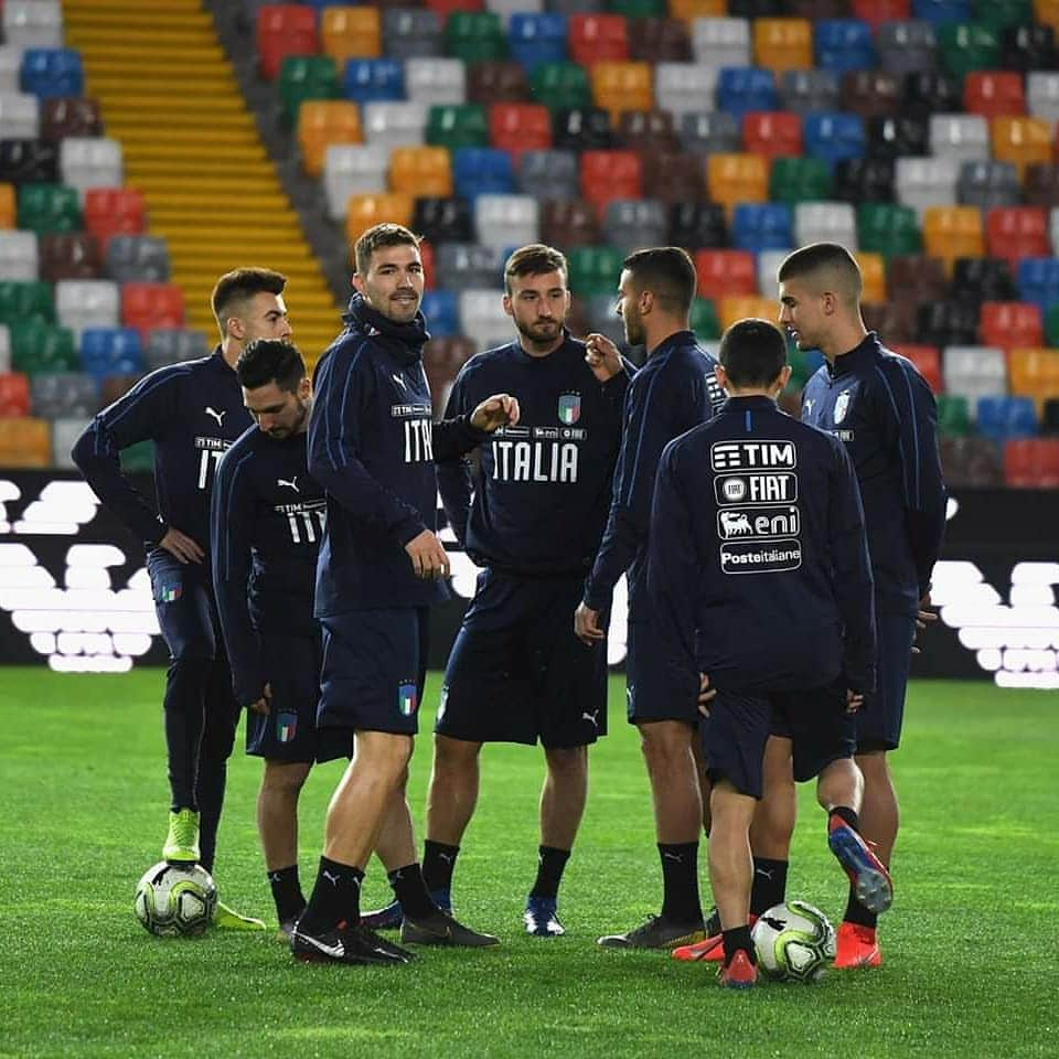 サッカーイタリア代表さんのインスタグラム写真 - (サッカーイタリア代表Instagram)「#Nazionale🇮🇹 Mancano ormai poco più di 24 ore al debutto dell'#Italia nelle #EuropeanQualifiers verso #EURO2020❗️ . 📸 Proprio in questi minuti gli #Azzurri hanno completato l'allenamento di rifinitura allo stadio🏟️ "Friuli" di #Udine in vista di #ItaliaFinlandia💪 . . #VivoAzzurro」3月23日 3時49分 - azzurri