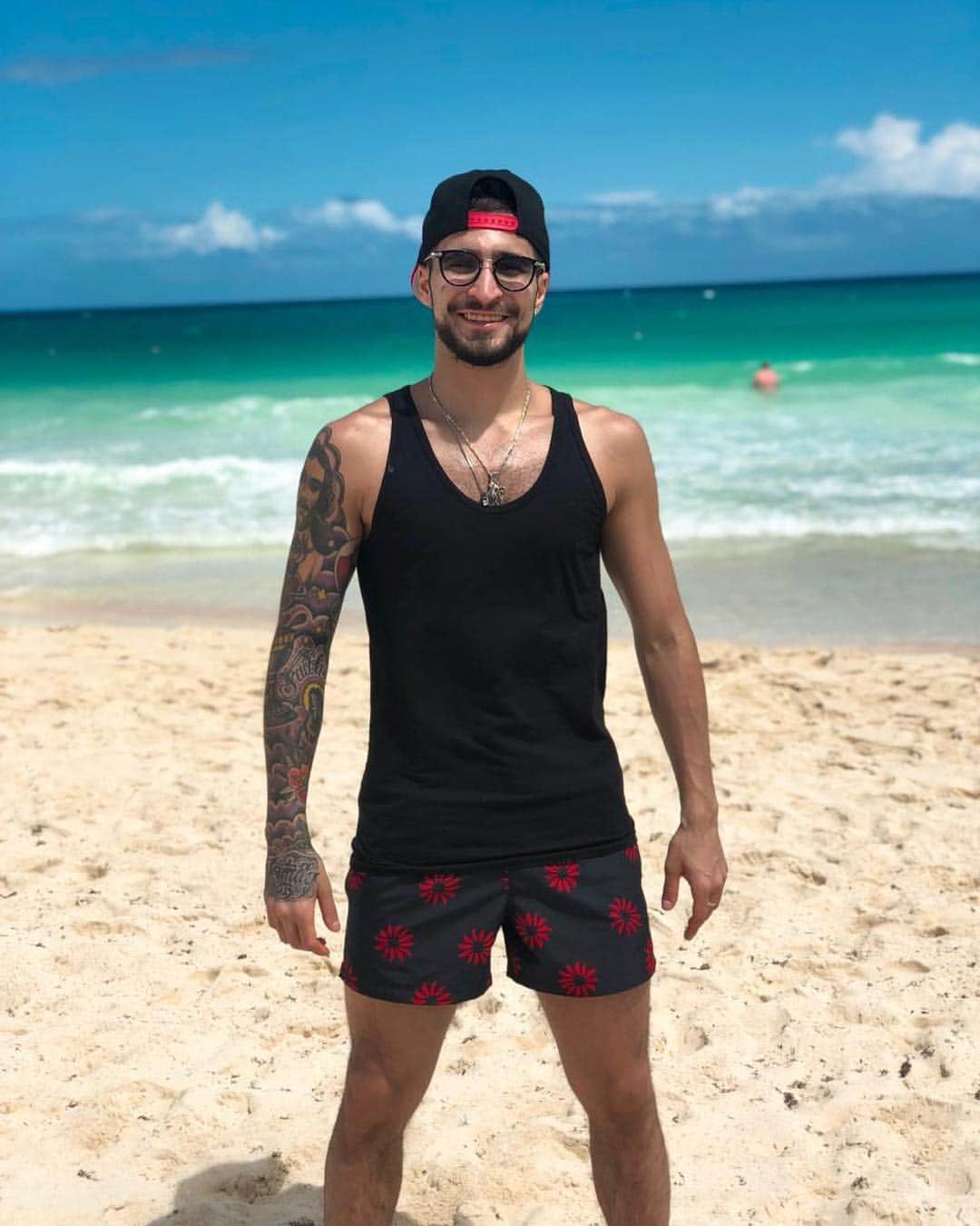 イヴァン・リギーニさんのインスタグラム写真 - (イヴァン・リギーニInstagram)「Good evening my friends! ⠀ I am now having an amazing long-awaited vacation!  Wishing all of you to have a bright life, just as mine in this photo ⠀ Soon back to work  New season is coming 💪🏽 ▪▫▪▫▪▫ Добрый вечер, мои дорогие! ⠀ ⠀ ⠀ ⠀  Мы отдыхаем, у меня долгожданный релакс😁 ⠀ Пусть Ваша жизнь, будет такая же яркая 🔥как это фото Всем мир✌🏻 ⠀ Соревновательный сезон заканчивается, скоро приступаем к полноценной работе💪🏽 ▪▫▪▫ #gypsyking #gypsykingfamily #ivanrighini #IvanRighiniskater #skatergypsyking #skater #Figureskater #mexico #relax #sea #sea2019 #tatoo」3月23日 3時49分 - ivanrighini