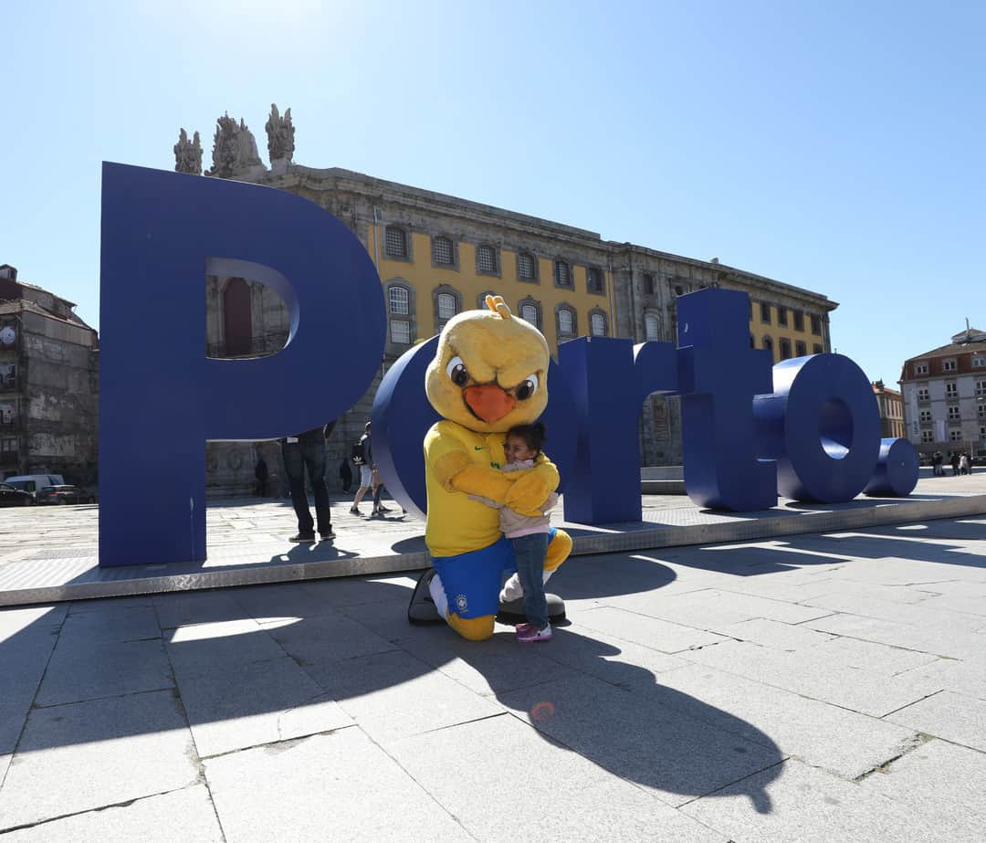 サッカー ブラジル代表チームさんのインスタグラム写真 - (サッカー ブラジル代表チームInstagram)「O #Canarinho fez a festa na cidade do Porto! 🐥⚽🇧🇷 #GigantesPorNatureza  Fotos: Lucas Figueiredo/CBF」3月23日 3時57分 - cbf_futebol