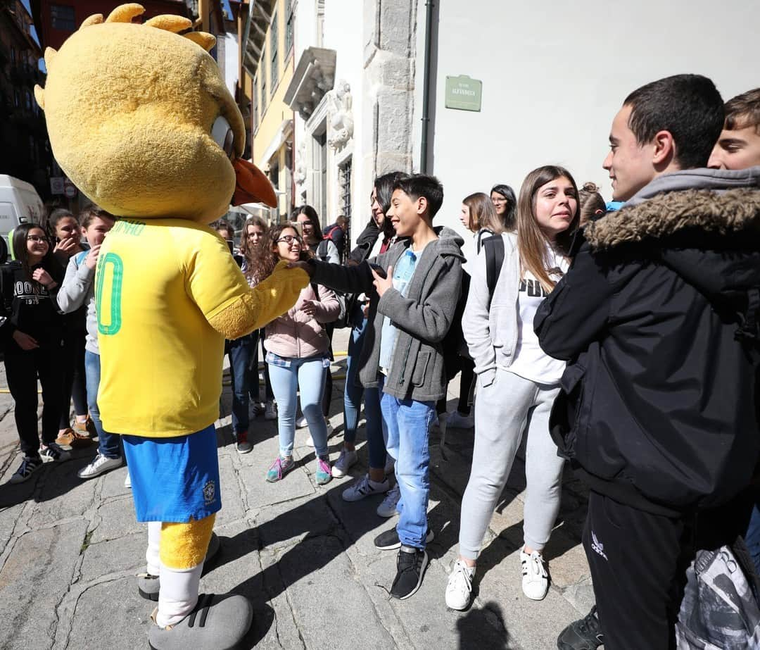 サッカー ブラジル代表チームさんのインスタグラム写真 - (サッカー ブラジル代表チームInstagram)「O #Canarinho fez a festa na cidade do Porto! 🐥⚽🇧🇷 #GigantesPorNatureza  Fotos: Lucas Figueiredo/CBF」3月23日 3時57分 - cbf_futebol