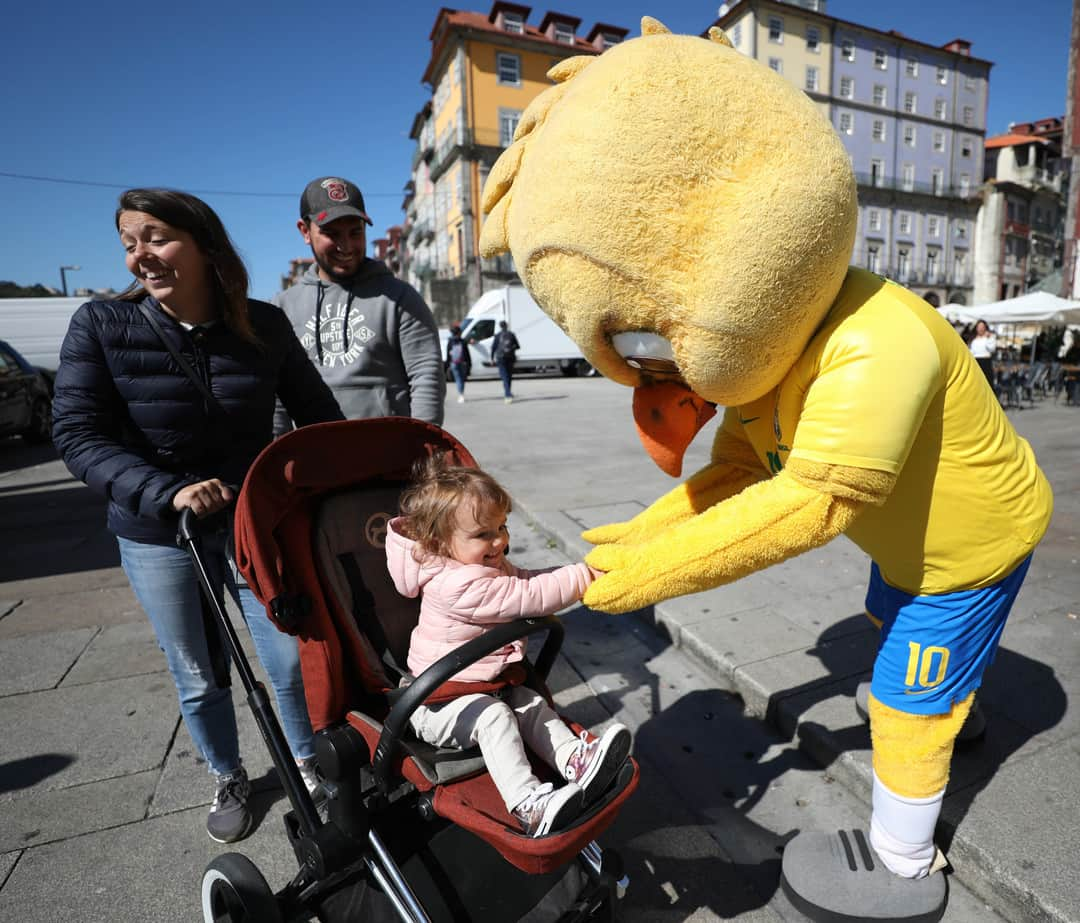 サッカー ブラジル代表チームさんのインスタグラム写真 - (サッカー ブラジル代表チームInstagram)「O #Canarinho fez a festa na cidade do Porto! 🐥⚽🇧🇷 #GigantesPorNatureza  Fotos: Lucas Figueiredo/CBF」3月23日 3時57分 - cbf_futebol