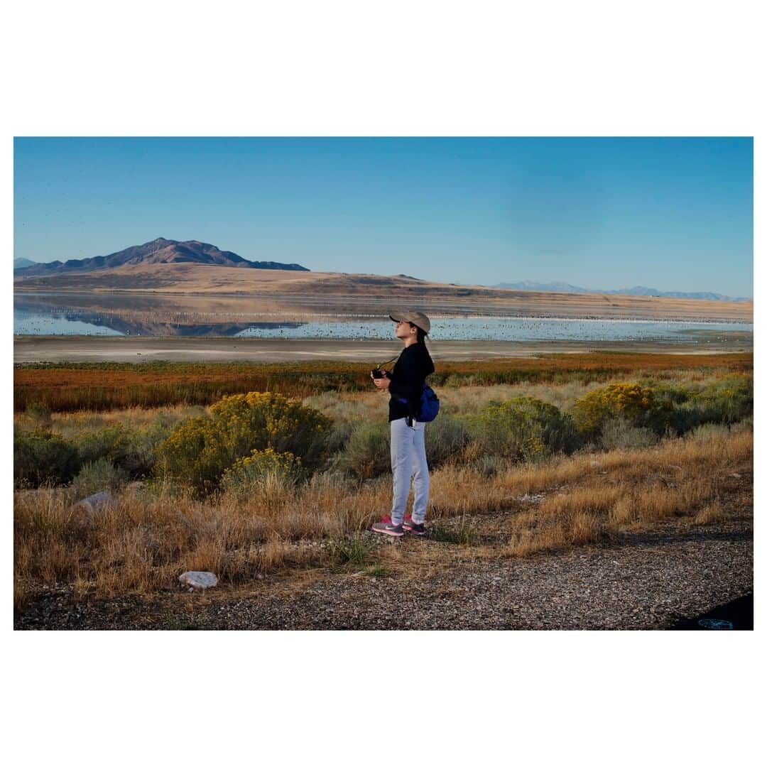 Magnum Photosさんのインスタグラム写真 - (Magnum PhotosInstagram)「"The lake’s not just out there, but there are all these different aspects of society constantly interacting with it" - Dr Catherine O'Reilly . One notable aspect of @drakeycake's photographs of Utah's Great Salt Lake is the presence of people both at play and at work, an inclusion that is often absent from environmentally-focused reportage. . To mark World Water Day, we look at @drakeycake’s photographs of life on and around Utah’s famed lake. Link in bio. . PHOTO: Bird watching organized by the Audubon Society on Antelope Island. Syracuse, UT. USA. 2016. . © @drakeycake/#MagnumPhotos . #WorldWaterDay #GreatSaltLake #AntelopeIsland」3月23日 4時00分 - magnumphotos