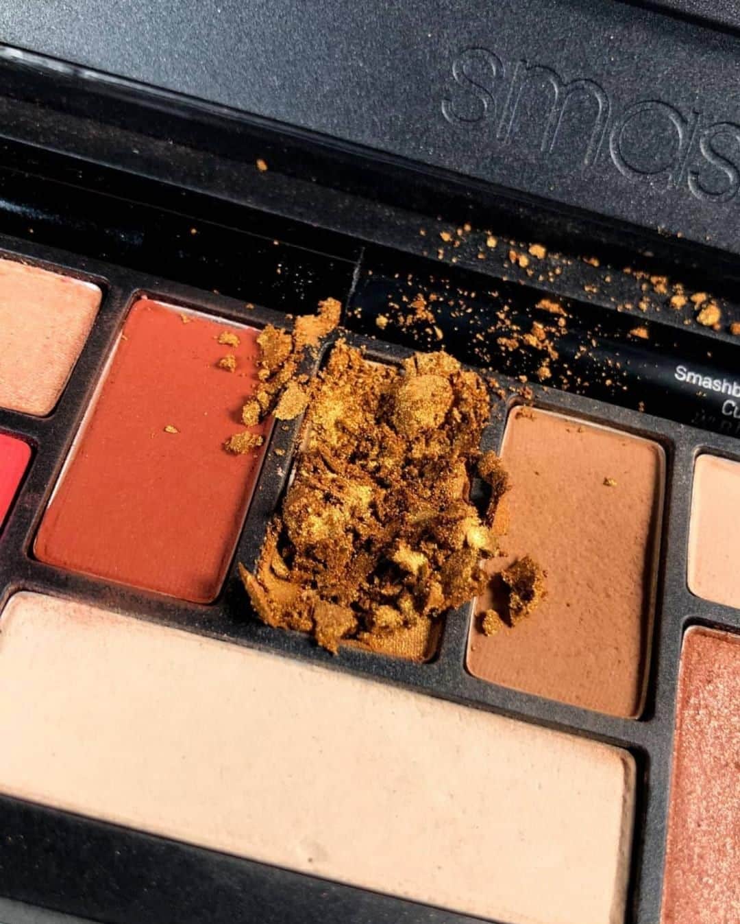 Smashboxのインスタグラム：「Crushing very hard on these shades from our L.A. Cover Shot Eye Palette 🔥 #CrueltyFree⠀⠀⠀⠀⠀⠀⠀⠀⠀ ⠀⠀⠀⠀⠀⠀⠀⠀⠀ Left to right: There's Valet, Drop Top, Almond and Vanilla #LALooksGoodOnYou #CrueltyFree #regram @smashboxcosmeticsuk」