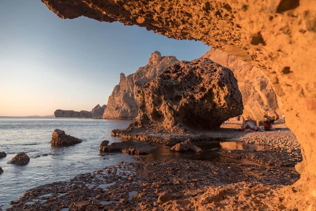 National Geographic Travelさんのインスタグラム写真 - (National Geographic TravelInstagram)「Photo by @acacia.johnson | An otherworldly campsite on the coast of Baja, Mexico. During a kayak expedition along the Baja coast, we discovered this hidden cove on the edge of dusk as we were searching for a place to set up camp. This beach - one of the coolest places I've ever pitched my tent - is a reminder of what can be gained from taking the time to move slowly through the landscape and genuinely explore. Follow me at @acacia.johnson for more stories from the world's wild places. #Baja  #BahíaDeLoretoNationalPark #camping」3月23日 4時03分 - natgeotravel