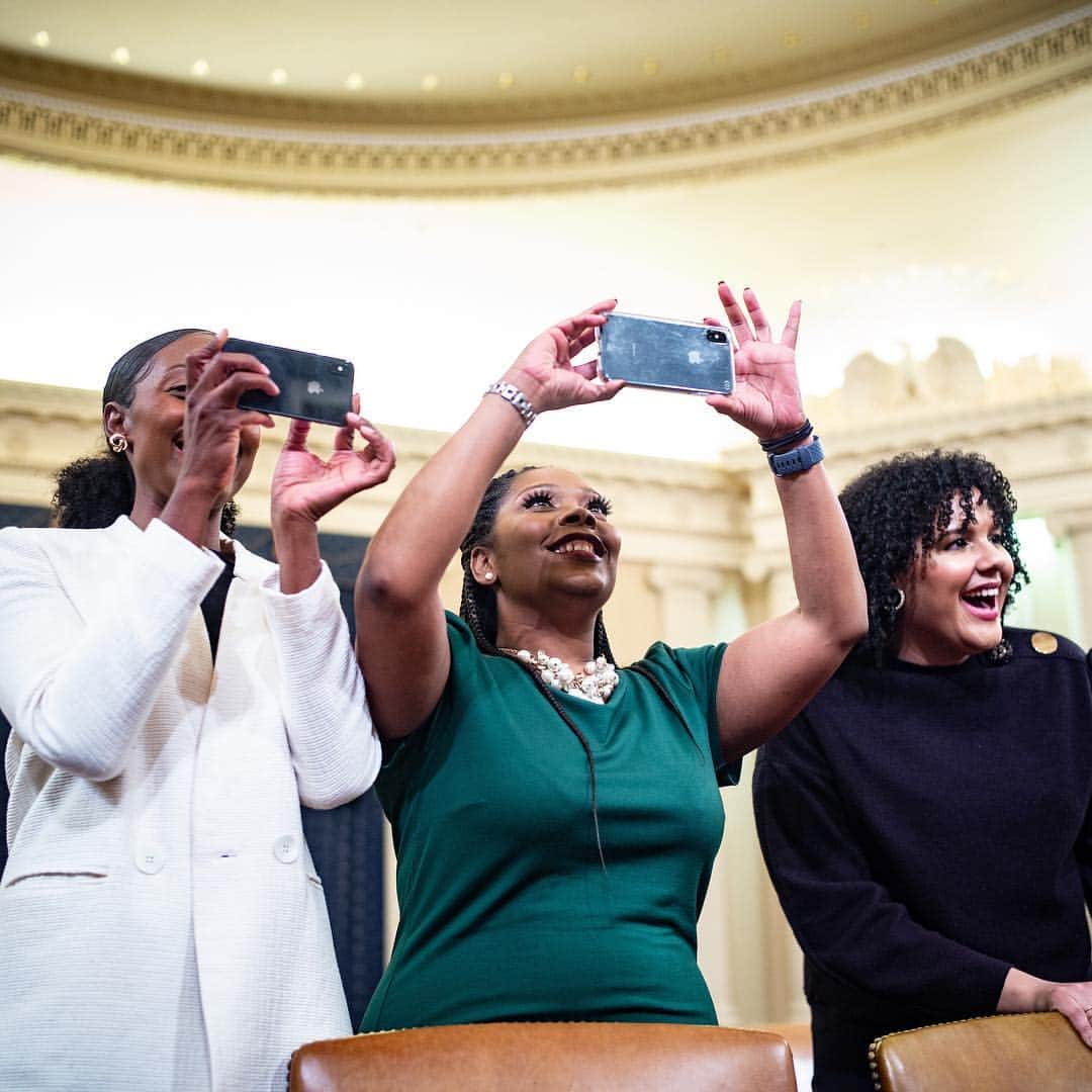 ニューヨーク・タイムズさんのインスタグラム写真 - (ニューヨーク・タイムズInstagram)「In the most racially diverse U.S. House of Representatives in history, a record number of top Democratic aides are men and women of color. These aides are influencing major policy decisions, shaping messages and leading the staffs of nearly half a dozen committees. Staff members Tasia Jackson, Latrice Powell and Taylor Griffin are seen here taking photos of their fellow staffers. (Swipe left to see the aides who are having their picture taken.) The implications of having diverse aides are significant. Top aides have the ear of members and are also responsible for hiring decisions. They often go on to jobs in the executive branch or run for Congress themselves. This year’s diversity expansion didn’t happen on its own. @repmcgovern of Massachusetts expanded a diversity initiative established last Congress by the Democratic Caucus to the entire House when the Democrats took control. Visit the link in our profile to read more. @hector.emanuel shot the photos in this gallery.」3月23日 4時14分 - nytimes