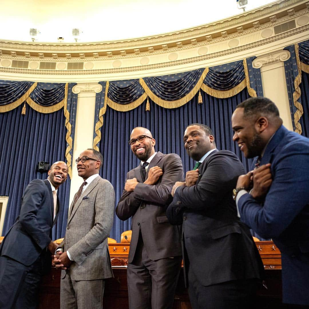 ニューヨーク・タイムズさんのインスタグラム写真 - (ニューヨーク・タイムズInstagram)「In the most racially diverse U.S. House of Representatives in history, a record number of top Democratic aides are men and women of color. These aides are influencing major policy decisions, shaping messages and leading the staffs of nearly half a dozen committees. Staff members Tasia Jackson, Latrice Powell and Taylor Griffin are seen here taking photos of their fellow staffers. (Swipe left to see the aides who are having their picture taken.) The implications of having diverse aides are significant. Top aides have the ear of members and are also responsible for hiring decisions. They often go on to jobs in the executive branch or run for Congress themselves. This year’s diversity expansion didn’t happen on its own. @repmcgovern of Massachusetts expanded a diversity initiative established last Congress by the Democratic Caucus to the entire House when the Democrats took control. Visit the link in our profile to read more. @hector.emanuel shot the photos in this gallery.」3月23日 4時14分 - nytimes