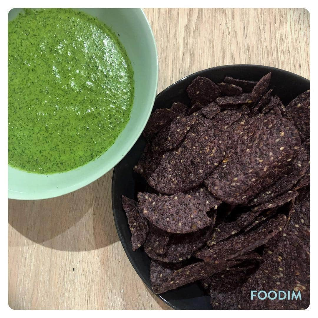 ナイジェラ・ローソンさんのインスタグラム写真 - (ナイジェラ・ローソンInstagram)「Green salsa and blue chips: the weekend starts here! ——————- In the salsa: coriander/ cilantro, garlic, jalapeños, sea salt, lime juice and oil; chips out of a packet.」3月23日 4時17分 - nigellalawson