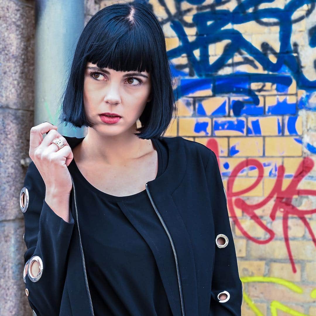 のインスタグラム：「City explorer persona: Look edgy and sharp in this jacket with grommet detailing. Can be paired with a dress or with jeans and a cami, to change up the look.🗺🌇 La voyeuse urbaine:  Soyez avant-garde dans cette veste à œillets. Porter la avec une robe, ou changer de look avec un jean et une camisole🗺🌇 Jacket 191192 Cami 183126G Jeans 191988.  #ilovemyjr #josephribkoff #denimbyJR #travelpersona #worldtraveller #international #jetsetter #fashion #style #cityexplorer #jacket」