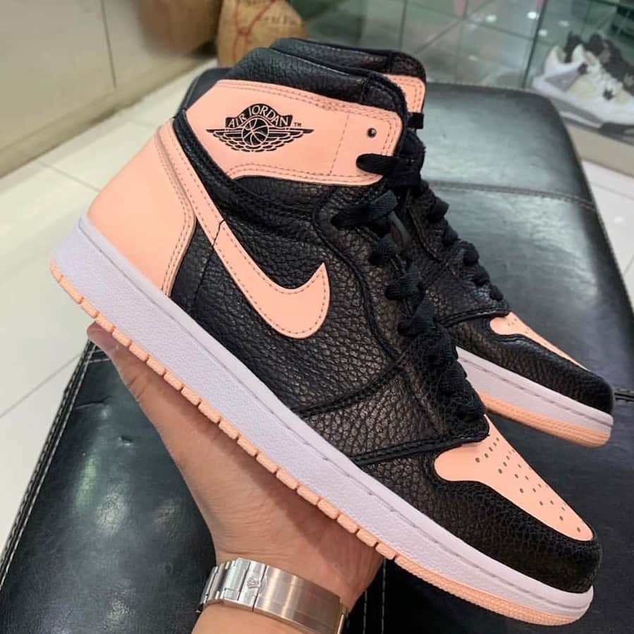 Sneakgalleryさんのインスタグラム写真 - (SneakgalleryInstagram)「The Air Jordan 1 “Crimson Tint” drops April 13th. Double Tap if you’re feeling these 🔥! #SNEAKGALLERY」3月23日 4時29分 - sneakgallery