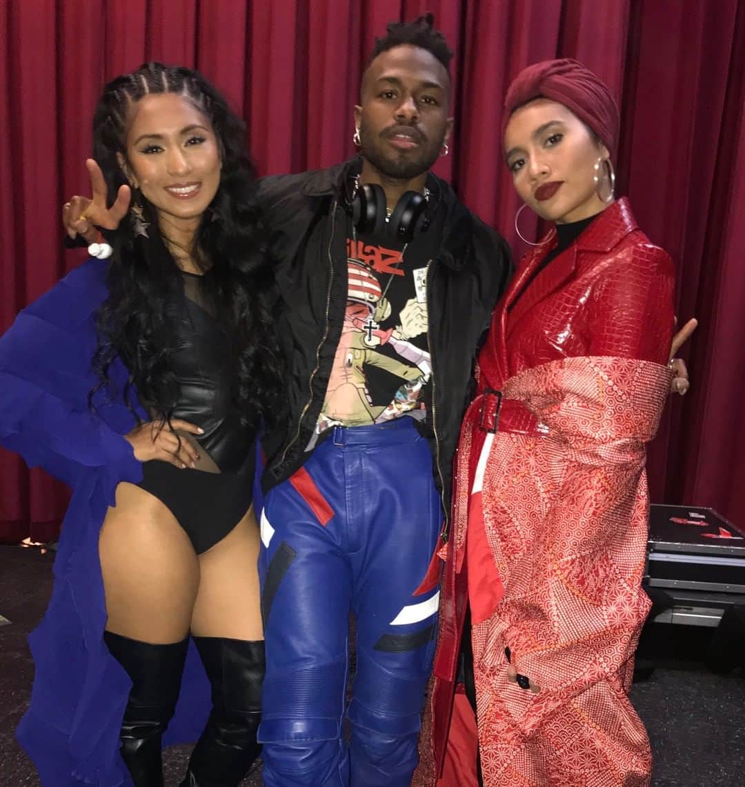 のインスタグラム：「Couple weeks ago after performing with @miyavi_ishihara I met these talented souls who blessed the stage. Unique in every way @yuna @duckwrth #Chenelleworld #Performingishome #lovewhatyoudo #yuna #liveshow #performance」