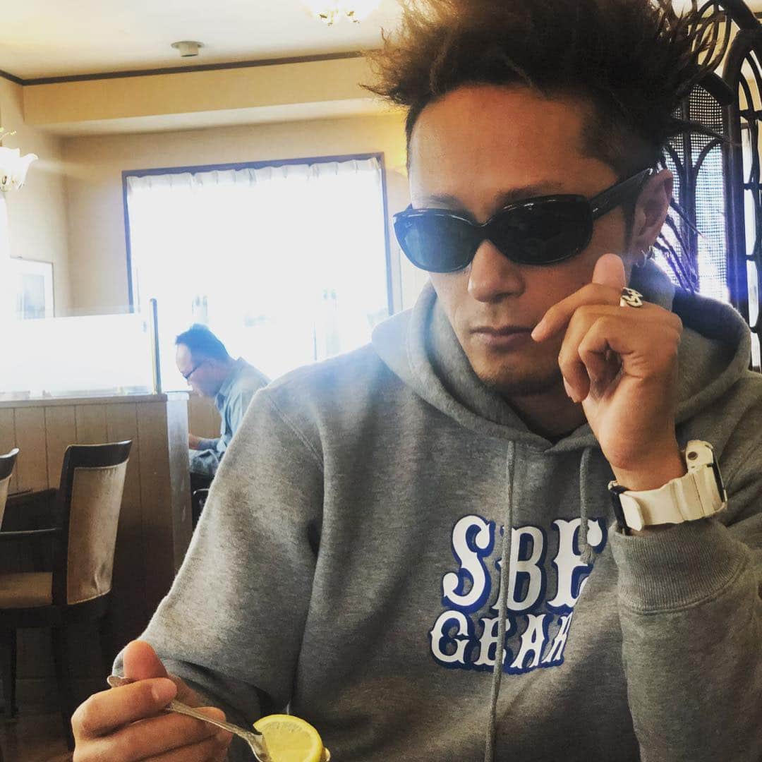 ISOPPさんのインスタグラム写真 - (ISOPPInstagram)「やりたい事も言いたい事も 言えない世の中 モラル、規則、常識、 ある程度大事だけど ある程度を越すと 正論ばかりの能書き人間で溢れかえる こんな時代だからこそバカをやるのには勇気がいる🔥 だからやるんだよ❗️ ・ 正しい事ばかり言う人間の裏は たいていドロだらけ🌀 ・ 悔しかったらおまえらもやってみろ その能書きと正論で 夢と希望を持たせて 人を憧れさせてみろよ❗️ ・ 楽しいと正しいが戦ったら 楽しいが勝つんだよ✨ 笑えない世の中を推奨するより 笑える世の中を推奨しろ❗️ バカやり過ぎるのも問題だけど バカ正直過ぎるのも問題💥 ・ これでいい❓ 本当はみんなの言いたい事 言ったよー🌈 ・ #モラル #炎上 #規則 #正論  #常識 #バカ #バカ正直 #ISOPP #perfectcombustion #完全燃焼 #吉本新喜劇 #ストレッチマン #ISO爺 #GOODmen #BRONX #スーパーチャンプル #RAVE2001 #ビートボックス #hiphop #iso娘 #エンタメ #ダンス #ブレイクダンス #ストリートダンス #ツイスト #ツイストパーマ」3月23日 4時32分 - isoppmen