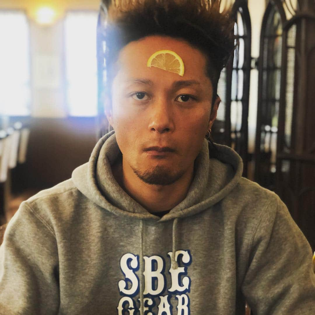 ISOPPさんのインスタグラム写真 - (ISOPPInstagram)「やりたい事も言いたい事も 言えない世の中 モラル、規則、常識、 ある程度大事だけど ある程度を越すと 正論ばかりの能書き人間で溢れかえる こんな時代だからこそバカをやるのには勇気がいる🔥 だからやるんだよ❗️ ・ 正しい事ばかり言う人間の裏は たいていドロだらけ🌀 ・ 悔しかったらおまえらもやってみろ その能書きと正論で 夢と希望を持たせて 人を憧れさせてみろよ❗️ ・ 楽しいと正しいが戦ったら 楽しいが勝つんだよ✨ 笑えない世の中を推奨するより 笑える世の中を推奨しろ❗️ バカやり過ぎるのも問題だけど バカ正直過ぎるのも問題💥 ・ これでいい❓ 本当はみんなの言いたい事 言ったよー🌈 ・ #モラル #炎上 #規則 #正論  #常識 #バカ #バカ正直 #ISOPP #perfectcombustion #完全燃焼 #吉本新喜劇 #ストレッチマン #ISO爺 #GOODmen #BRONX #スーパーチャンプル #RAVE2001 #ビートボックス #hiphop #iso娘 #エンタメ #ダンス #ブレイクダンス #ストリートダンス #ツイスト #ツイストパーマ」3月23日 4時32分 - isoppmen