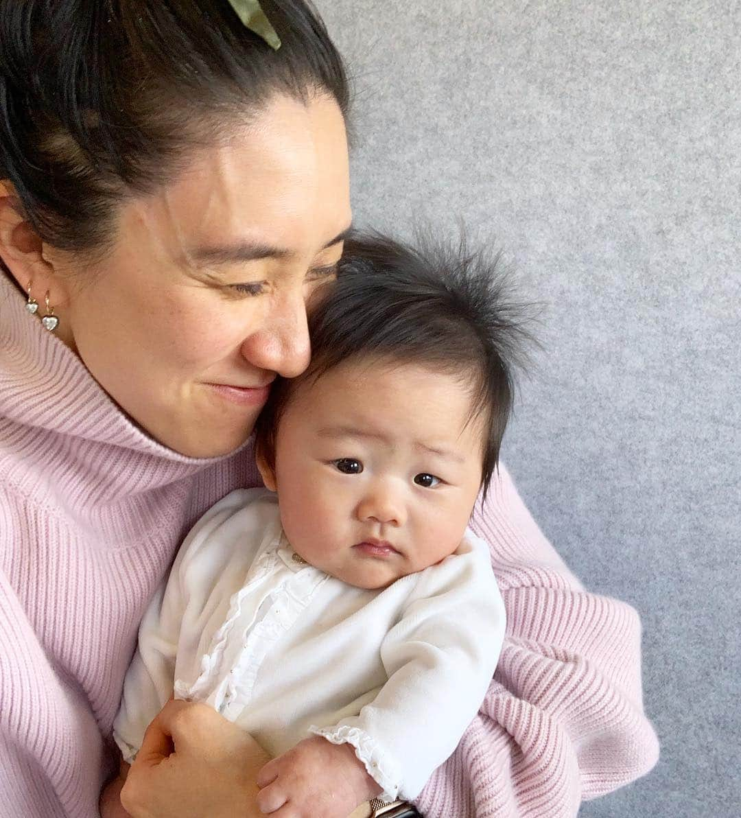 エヴァ・チェンさんのインスタグラム写真 - (エヴァ・チェンInstagram)「NOTHING BETTER THAN NEW BABY SMELL! unfortunately I sniffed @ginnynam’s perfect little baby so hard (as evidenced by the veins popping from my forehead) that I may have scared her (swipe 😂😭😂😭)」3月23日 4時43分 - evachen212