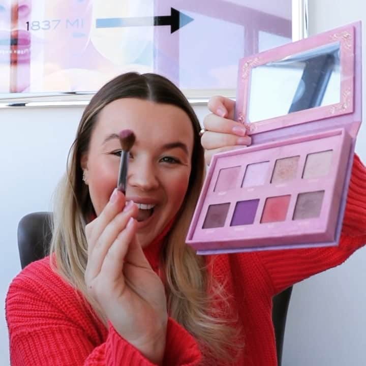 トーリ・ウェブスターのインスタグラム：「The spring edit 💅🏻 Love playing with more colour as the weather starts to warm up 🌷Created this look using some of my fave brands, @maccosmeticscanada @narsissist @limecrimemakeup @armanibeauty @yslbeauty 🙌🏻 all available @hudsonsbay #HBBeauty #ad」