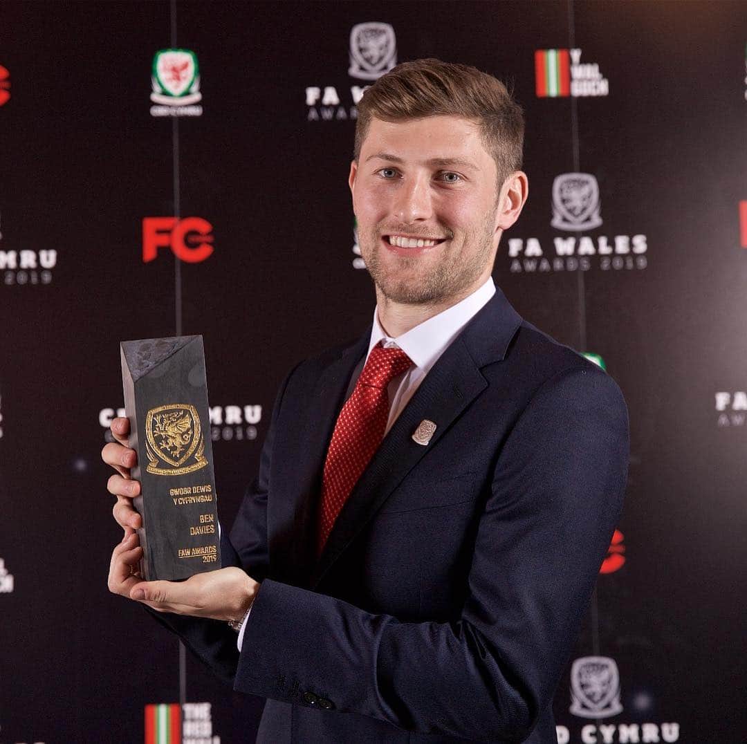 ベン・デイヴィスのインスタグラム：「🏴󠁧󠁢󠁷󠁬󠁳󠁿 Delighted to receive the Media Choice Award last night! #FAWAwards2019」
