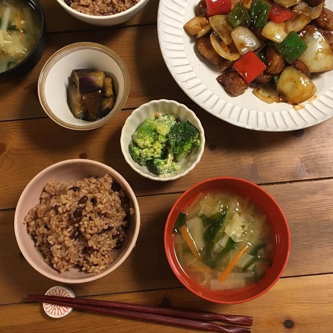 なでしこ健康生活さんのインスタグラム写真 - (なでしこ健康生活Instagram)「Repost from @maki.shibata1006)  疲れ果てた昨晩のおかずは わが社が開発に関わった #ミールキット かんたんすぎ、おいしすぎ、野菜いっぱい！ 食卓を笑みでいっぱいに…会社のモットーに即した仕事である！ 作って、食べたら、久しぶりにソファでそのまま倒れた…（寝た） * #具だくさんみそ汁  #ひとつの野菜で作るおかず は  #茄子の南蛮漬け #ブロッコリーのマヨ和え * #考えないおかず #考えないレシピ #考えない食事 #疲れない食事 #ダイエット #ダイエットレシピ * #管理栄養士 #フードコーディネーター #料理家 #10ヶ月ベビー #ワーキングママ * #酵素玄米 #なでしこ健康生活」3月23日 5時09分 - nadeshiko_healthy_life
