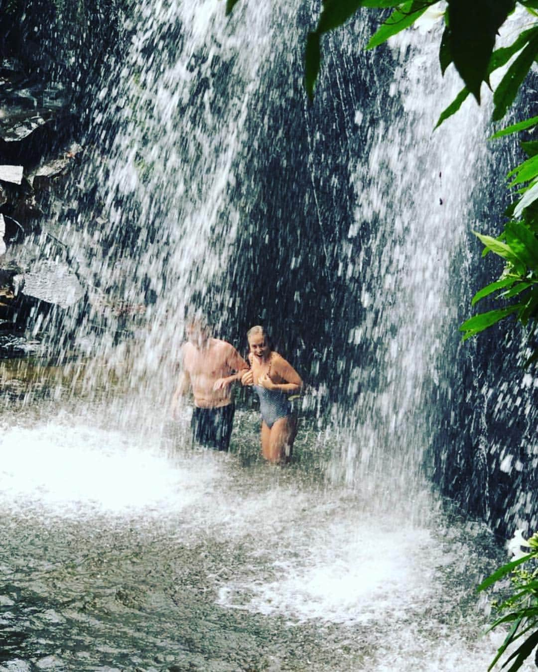 アンジェリカさんのインスタグラム写真 - (アンジェリカInstagram)「Esses dois pontinhos felizes ai embaixo dessa cachoeira sou eu e meu amor ...,escolhi essa foto pro dia mundial da agua ... vamos cuidar das nossas florestas, dos nossos rios...Vamos preservar esse recurso essencial que e a agua...🌟#diamundialdaagua #conscientizacao」3月23日 5時01分 - angelicaksy