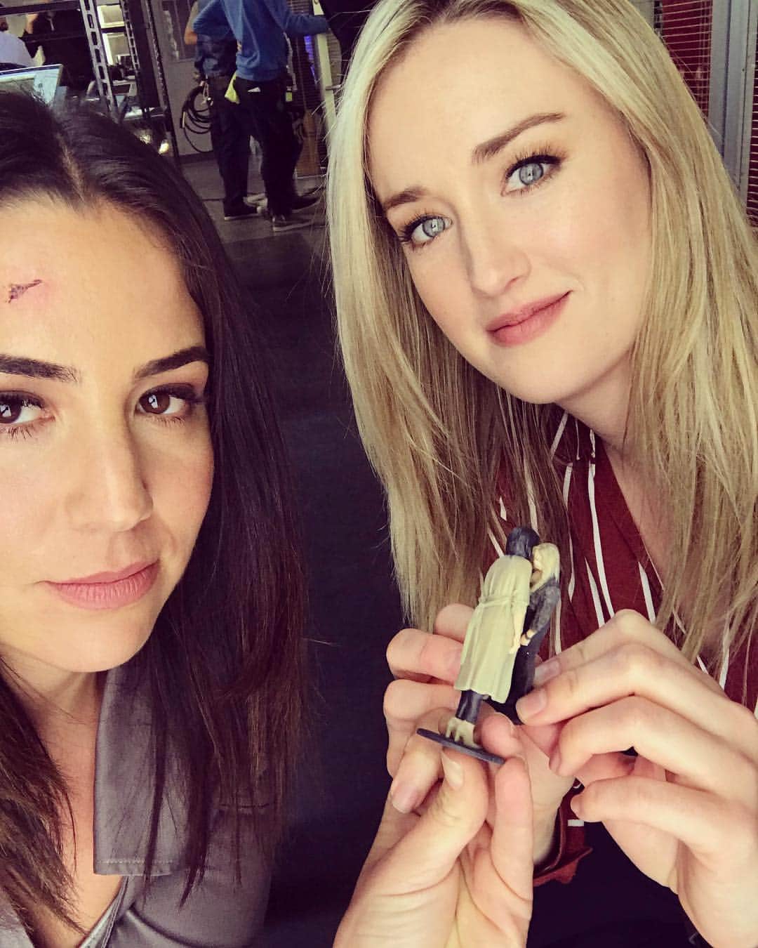 アシュレー・ジョンソンさんのインスタグラム写真 - (アシュレー・ジョンソンInstagram)「They meet. They kiss. They make out.」3月23日 5時02分 - ashleythejohnson
