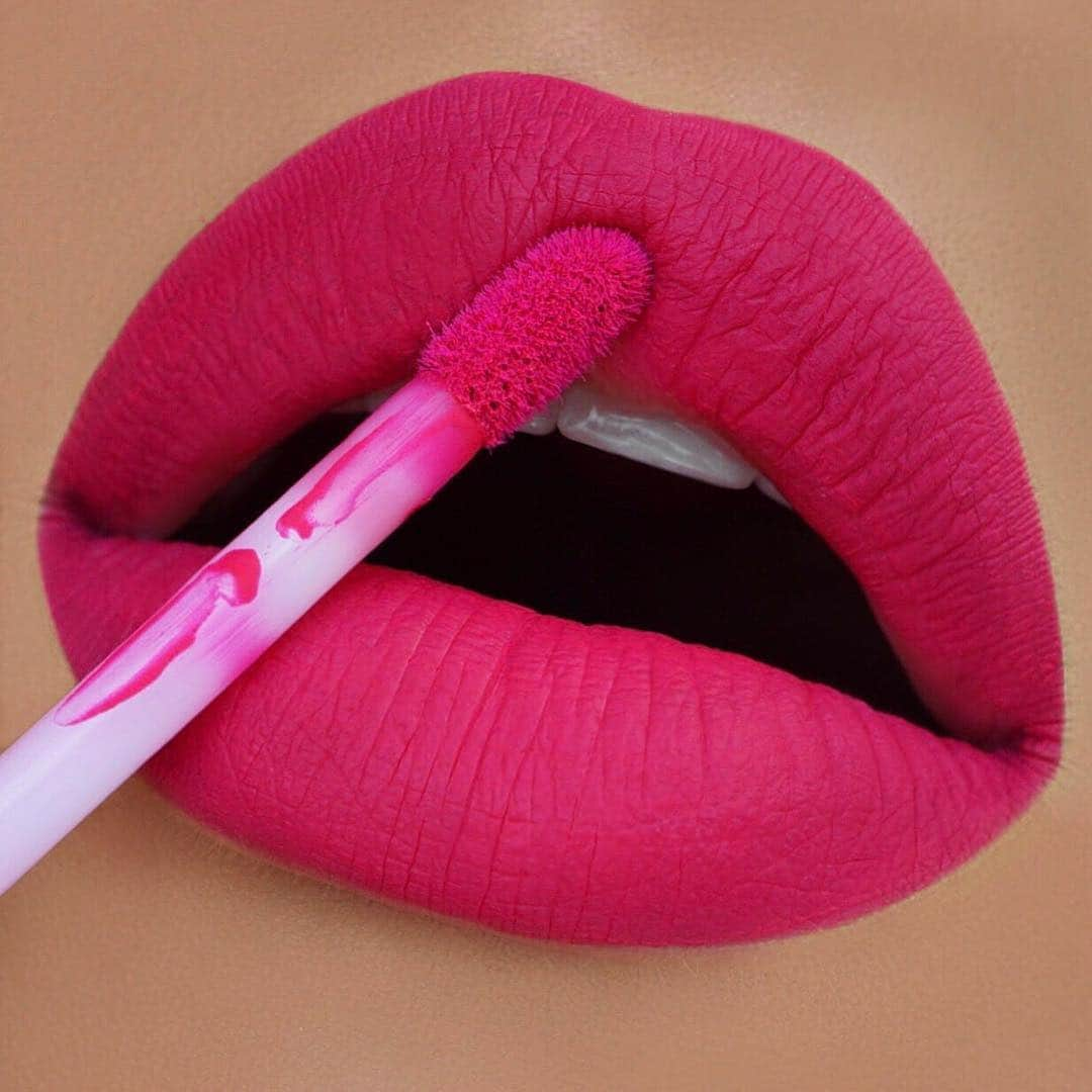 Kylie Cosmeticsさんのインスタグラム写真 - (Kylie CosmeticsInstagram)「VALENTINE matte lip kit 💘 A vibrant fuchsia perfect for Spring 🌷 Thanks @annybeeutee for the pic! 😍」3月23日 5時02分 - kyliecosmetics