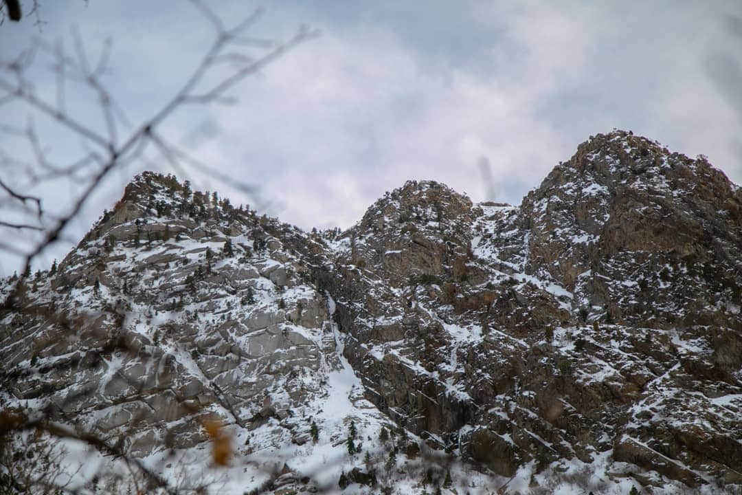 シャーロット・デュリフさんのインスタグラム写真 - (シャーロット・デュリフInstagram)「Checked out Little Cottonwood Canyon (LCC for the locals). It's only 20min away from home in Salt Lake City, and I feel like I can easily get used to go play on that textured granite after a work day 😉  @joshlrsn behind the camera. Thank's Mike for introducing me to the place, and Adam, Joshy, Zach and Nick for the recent session!  @petzl_official @eb_climbing @volxholds @luxov_connect」3月23日 5時05分 - chadurif