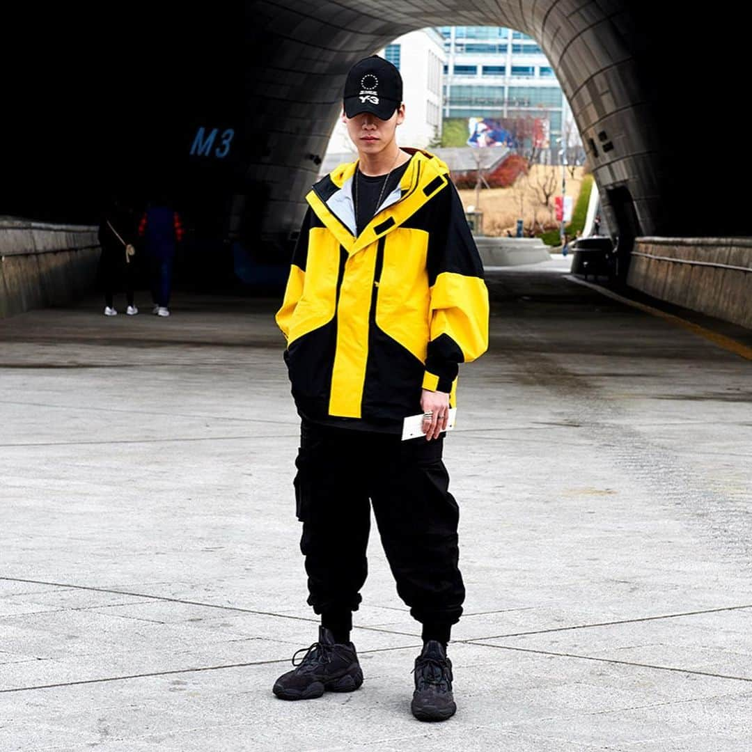 HYPEBEASTさんのインスタグラム写真 - (HYPEBEASTInstagram)「@hypebeaststyle: Our @hypebeastkr team spotlights some of the best outfits worn to Seoul Fashion Week. Which outfit or sneaker do you think won this round-up? Photos: HYPEBEAST KR」3月23日 5時07分 - hypebeast