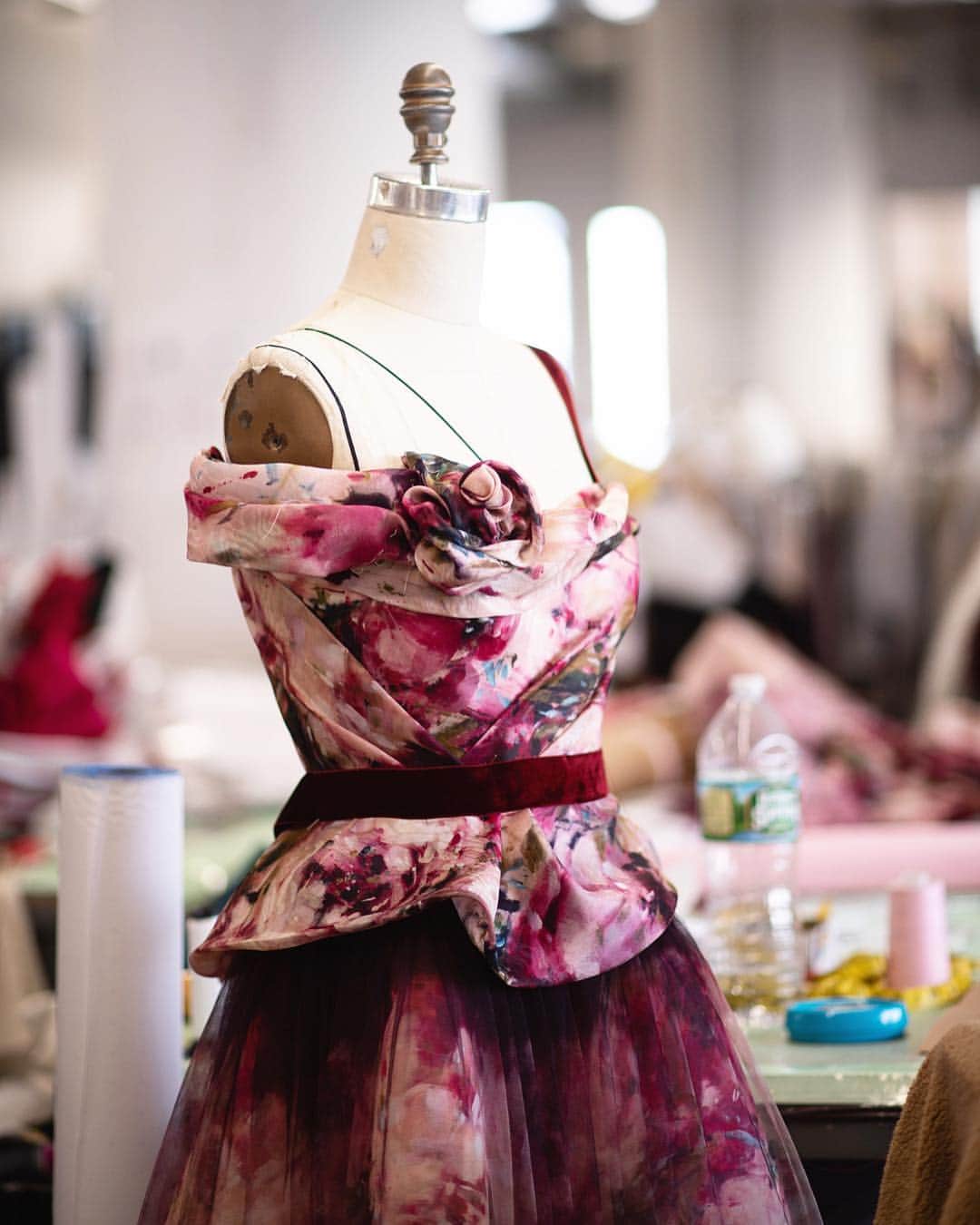 のインスタグラム：「Look 15 from the Fall/Winter 2019 collection features an asymmetrical neckline ombré floral printed cocktail with draped flower. Photo by @joannatotolici. #marchesa #fw19marchesa」